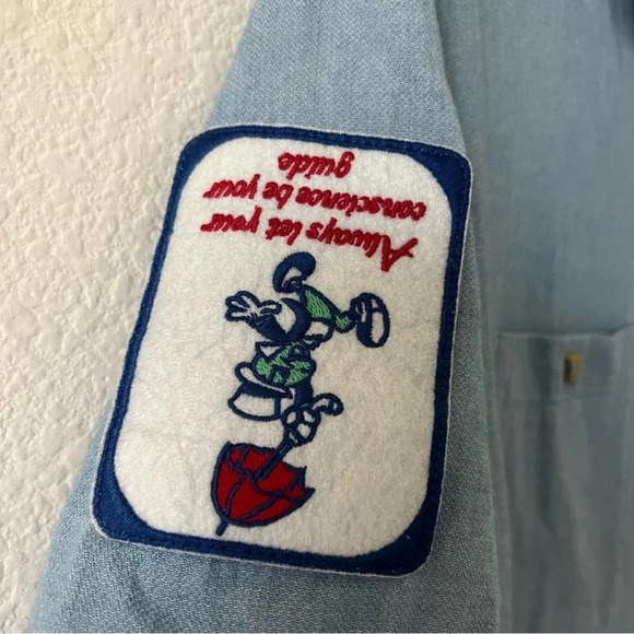 Disney Parks x Junk Food Pinocchio Jiminy Cricket Geppetto Chambray Camp Shirt M - Picture 7 of 16
